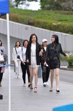 时尚美女姐妹