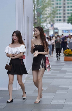 白皙黑色短裙小妹