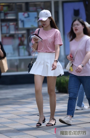 百褶裙笔直美腿美女3A697[583M]