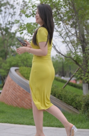 黄色长裙美女