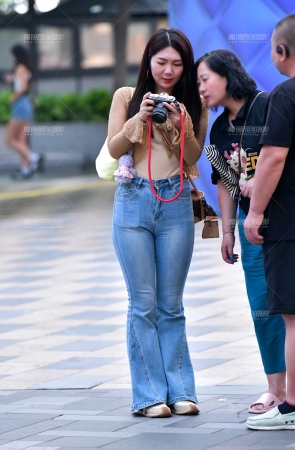 &拍照微丰腴牛仔裤美女