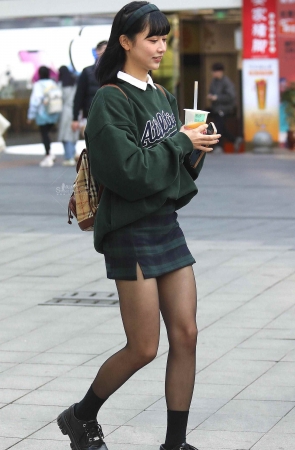 黑 丝短裙妹子