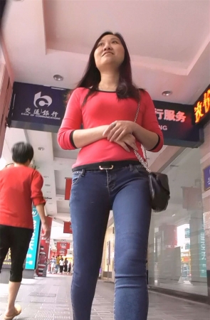 红T恤紧身蓝牛极品少妇