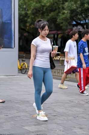 浅蓝色瑜伽裤美女
