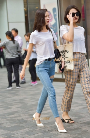 性感长腿紧牛美女