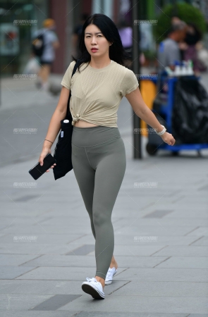 &匆匆忙忙瑜伽裤美女
