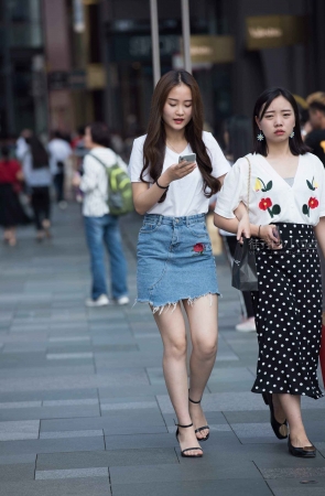 街拍牛仔裙、白T恤美丽小妞