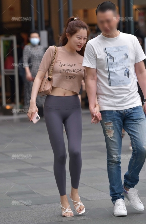 大长腿紧身翘臀美女