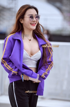 低胸装阳光美女
