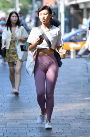 &紧身瑜伽裤美女&
