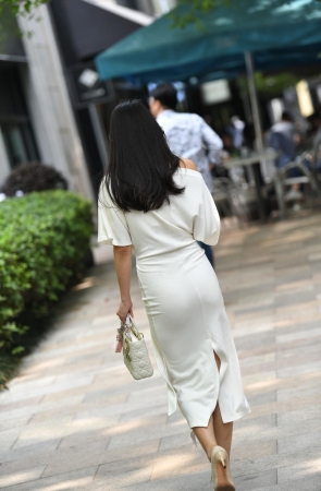 气质的白色包臀裙美女