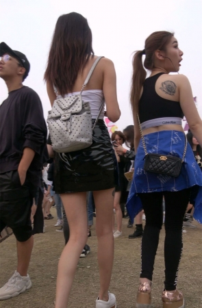 性感抹胸包臀皮裙火辣身材高颜值美女