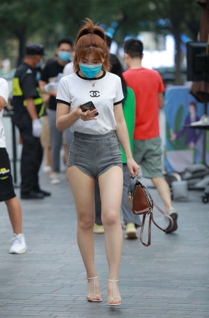 四九城嘎子街拍作品 - 漂亮的热裤月牙小妹