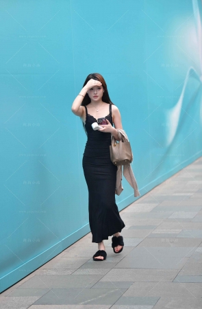 娇小的黑色长裙小美妞