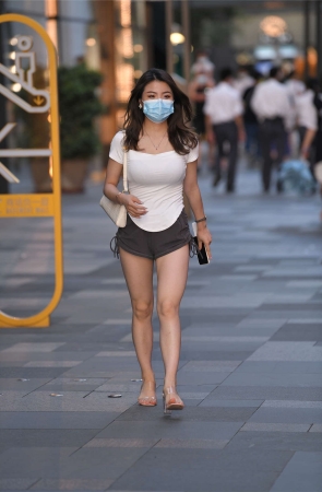 灰色热裤美腿凉高