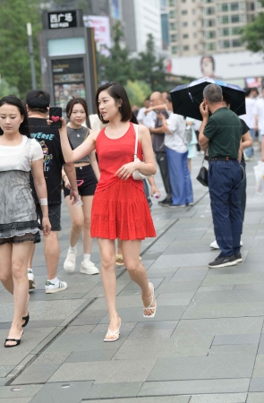 街拍短发红裙美女姐姐