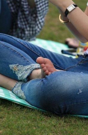 No1188 情调满分的草地双娇，请各位看官对其玉足进行评判 第1套