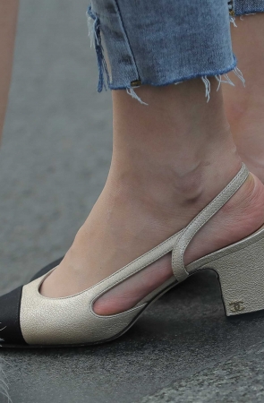 甜美牛仔裤美眉