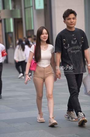 街拍紧身热裤清秀女生