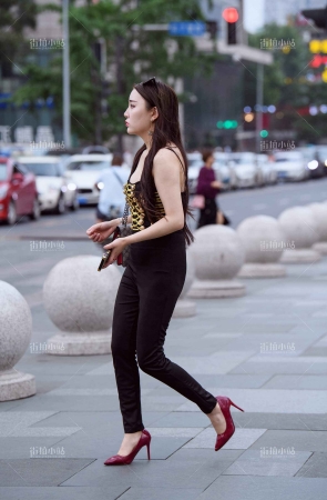 街拍长腿高跟美女