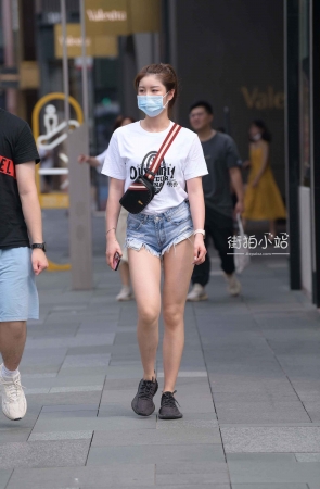 街拍白T恤，超短热裤小姐姐
