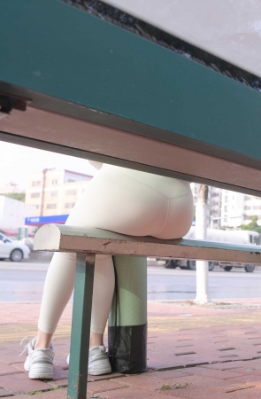 白色瑜伽裤美女