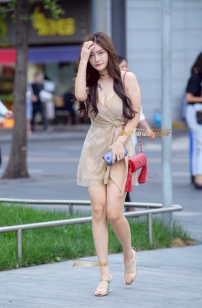 丰满美女傲人事业线