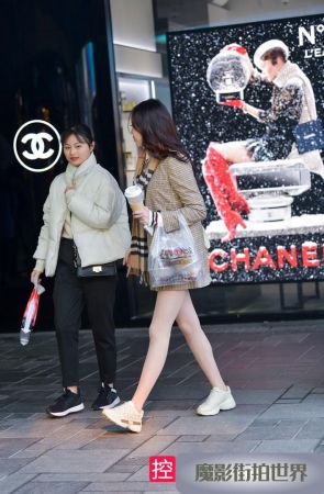 寒冬里的裸腿美眉3A346[435M]