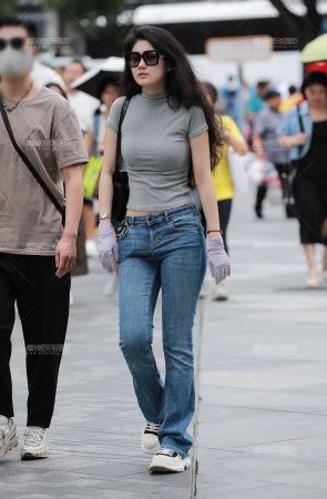 蓝牛仔裤女友