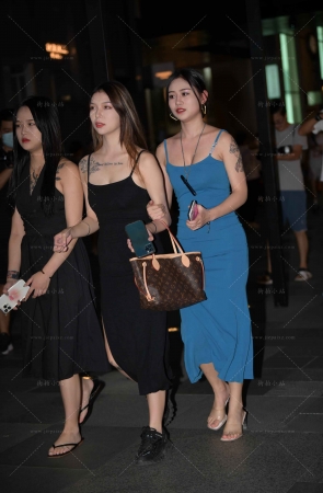 夜拍蓝色吊带长裙小姐姐