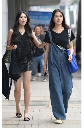 偶遇两个逛街的小姐姐(59P)