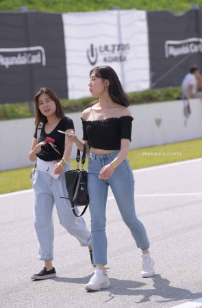 紧身蓝牛小妞