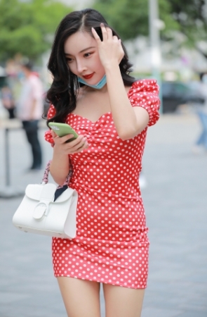 红色包臀裙小仙女