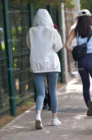 &苗条紧身裤美女