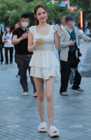 白色连衣裙美女