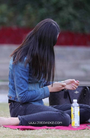 街拍牛仔外套船袜妹子