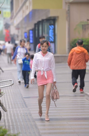 街拍极品粉色包臀裙肉丝高跟少f