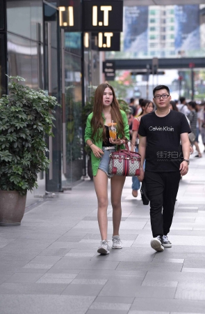 街拍绿色小外套美眉