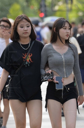有点文艺有点野的美女们240221-5-56 14P