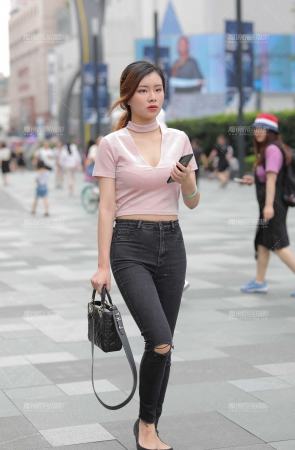一抹红唇