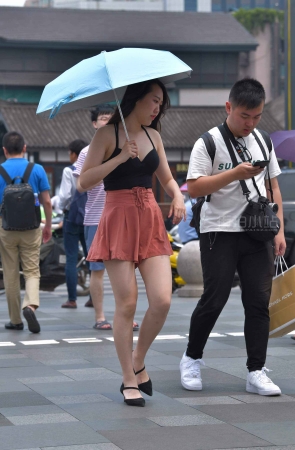 别人家的低胸性感女友
