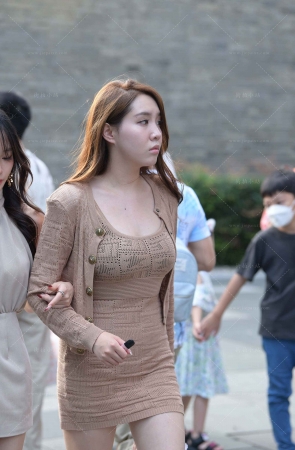 街拍包臀裙美女跟闺蜜