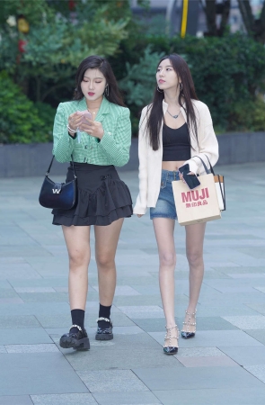 靓丽的牛仔裙小姐姐