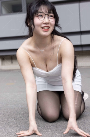 L1016-363P CMS昆山车展-网红珂珂汤小圆的丰满美胸和黑丝玉足 10P