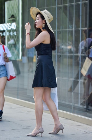 时尚吊带裙美女