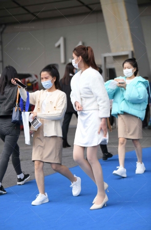 光滑的白裙丝腿高跟