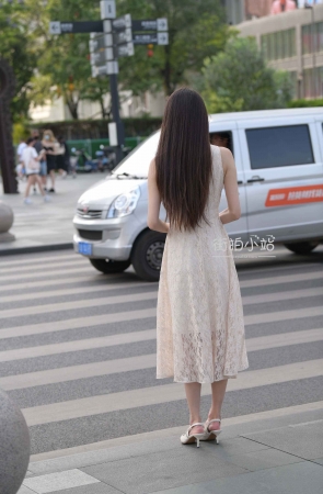 抓拍优雅长裙美女