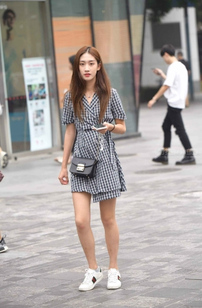 格子裙姑娘