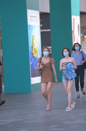 连体包臀裙小姐姐