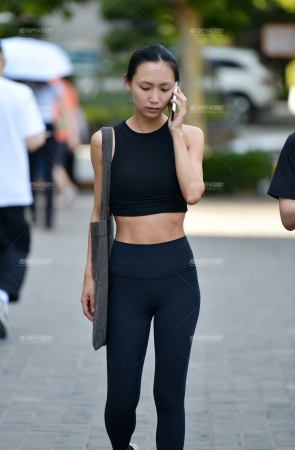 &打电话的紧身瑜伽裤美女